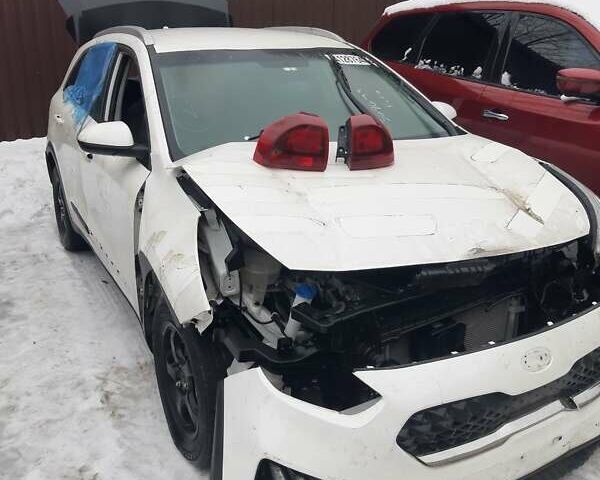 Белый Киа Niro, объемом двигателя 1.6 л и пробегом 180 тыс. км за 8900 $, фото 1 на Automoto.ua