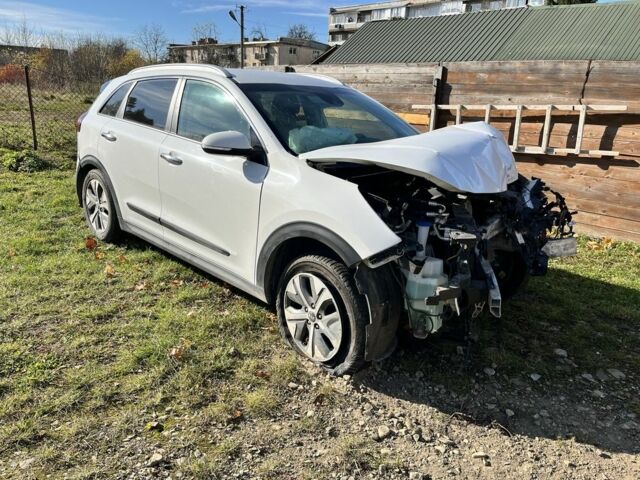 Білий Кіа Niro, об'ємом двигуна 0 л та пробігом 92 тис. км за 7000 $, фото 1 на Automoto.ua