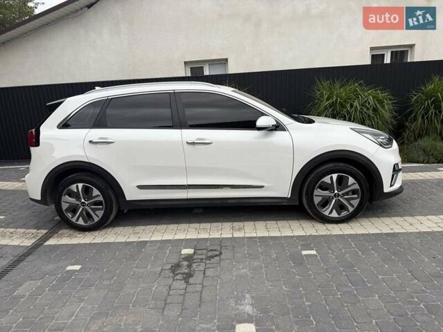 Белый Киа Niro, объемом двигателя 0 л и пробегом 133 тыс. км за 20000 $, фото 1 на Automoto.ua