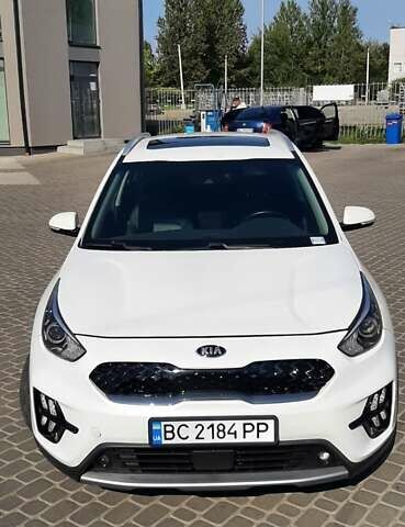 Белый Киа Niro, объемом двигателя 1.58 л и пробегом 64 тыс. км за 18900 $, фото 1 на Automoto.ua