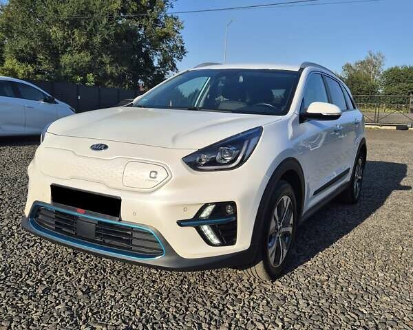 Белый Киа Niro, объемом двигателя 0 л и пробегом 134 тыс. км за 19999 $, фото 1 на Automoto.ua