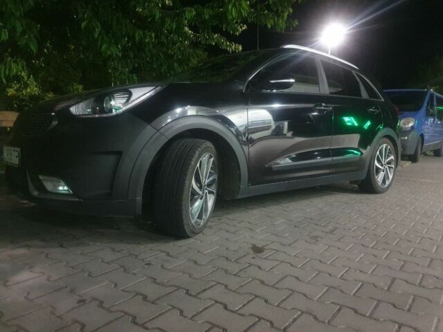 Чорний Кіа Niro, об'ємом двигуна 1.6 л та пробігом 100 тис. км за 9500 $, фото 1 на Automoto.ua