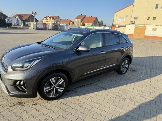 Серый Киа Niro, объемом двигателя 1.6 л и пробегом 100 тыс. км за 17133 $, фото 1 на Automoto.ua