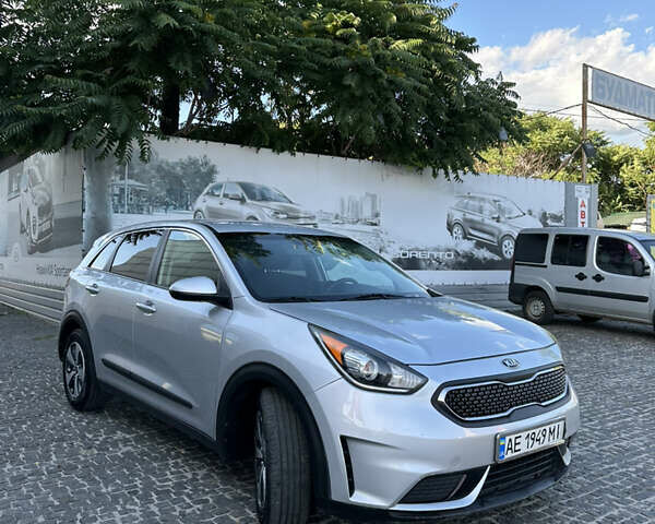Сірий Кіа Niro, об'ємом двигуна 1.58 л та пробігом 79 тис. км за 15499 $, фото 1 на Automoto.ua