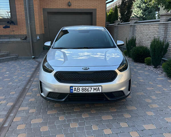 Серый Киа Niro, объемом двигателя 1.58 л и пробегом 122 тыс. км за 15800 $, фото 1 на Automoto.ua