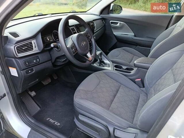 Серый Киа Niro, объемом двигателя 1.58 л и пробегом 165 тыс. км за 15777 $, фото 1 на Automoto.ua