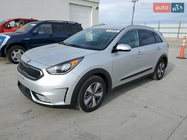 Серый Киа Niro, объемом двигателя 1.58 л и пробегом 131 тыс. км за 3400 $, фото 1 на Automoto.ua