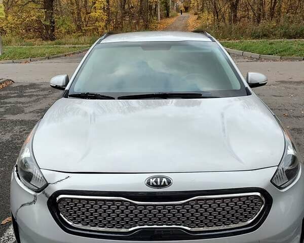 Сірий Кіа Niro, об'ємом двигуна 1.58 л та пробігом 84 тис. км за 17200 $, фото 1 на Automoto.ua