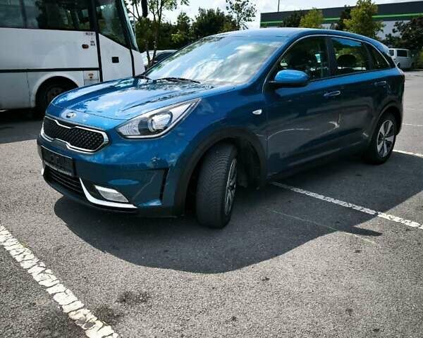Синий Киа Niro, объемом двигателя 1.58 л и пробегом 156 тыс. км за 17500 $, фото 1 на Automoto.ua