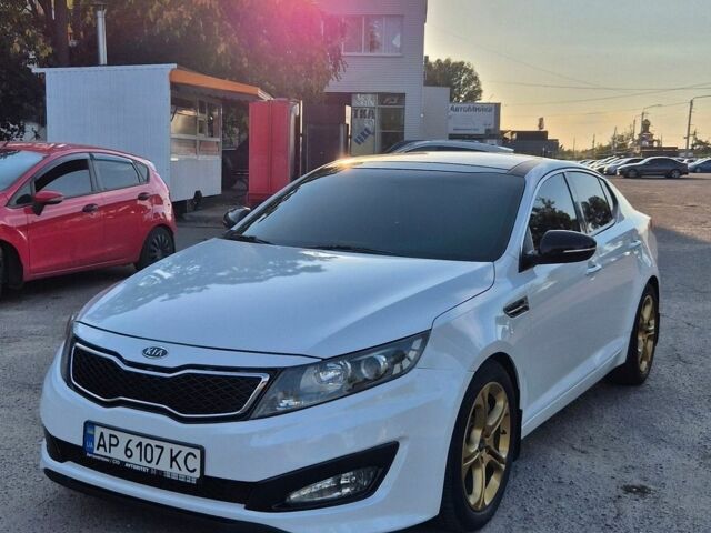 Білий Кіа Оптіма, об'ємом двигуна 2 л та пробігом 200 тис. км за 9800 $, фото 1 на Automoto.ua