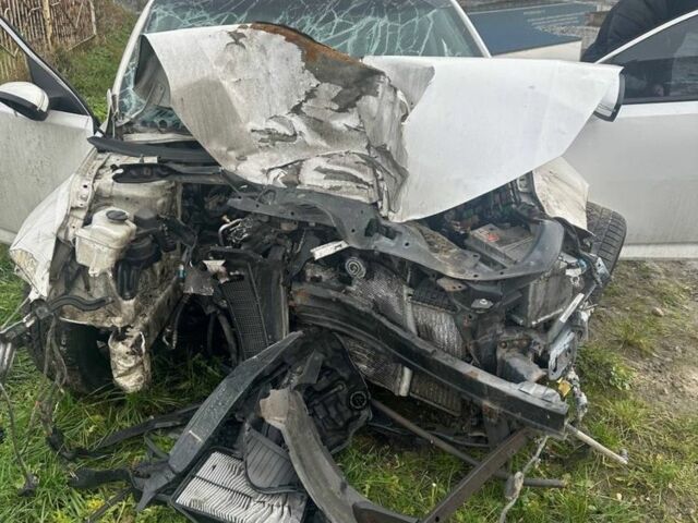 Белый Киа Оптима, объемом двигателя 1.7 л и пробегом 200 тыс. км за 3000 $, фото 1 на Automoto.ua