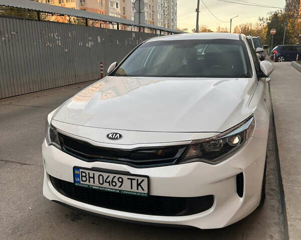 Білий Кіа Оптіма, об'ємом двигуна 2 л та пробігом 68 тис. км за 17500 $, фото 1 на Automoto.ua