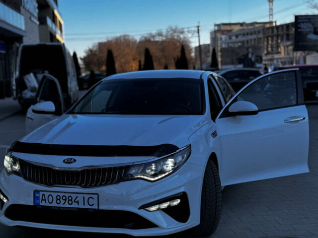 Белый Киа Оптима, объемом двигателя 1.6 л и пробегом 245 тыс. км за 14000 $, фото 1 на Automoto.ua