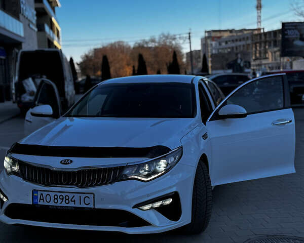 Белый Киа Оптима, объемом двигателя 1.6 л и пробегом 245 тыс. км за 14000 $, фото 1 на Automoto.ua