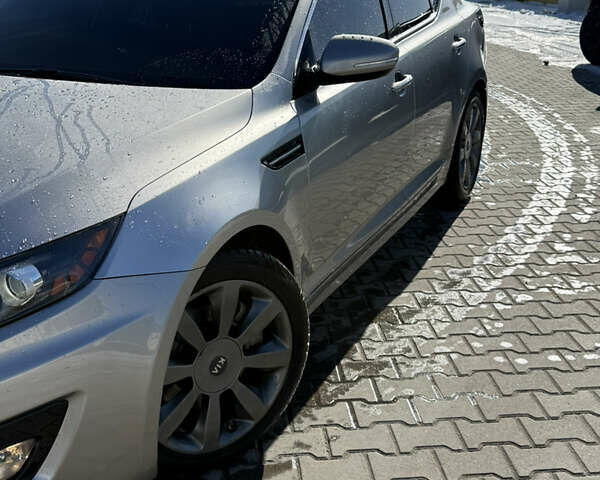 Сірий Кіа Оптіма, об'ємом двигуна 2 л та пробігом 200 тис. км за 8888 $, фото 1 на Automoto.ua