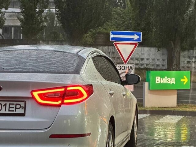 Сірий Кіа Оптіма, об'ємом двигуна 2 л та пробігом 246 тис. км за 7600 $, фото 1 на Automoto.ua