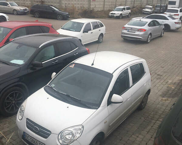 Білий Кіа Піканто, об'ємом двигуна 1.09 л та пробігом 100 тис. км за 2800 $, фото 1 на Automoto.ua