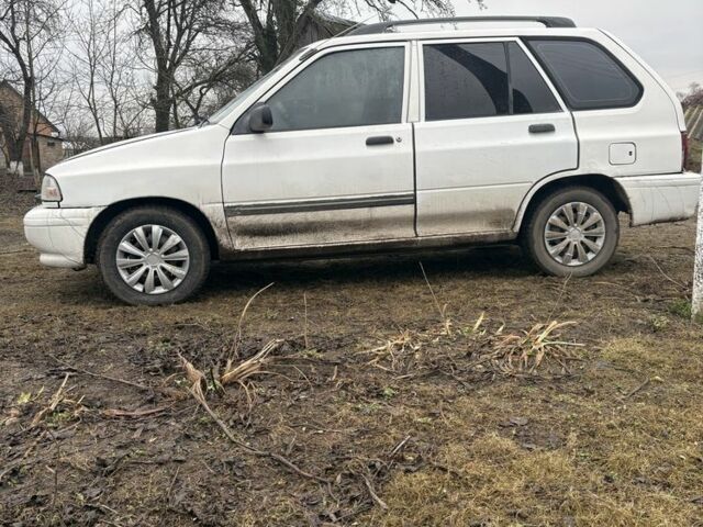 Белый Киа Прайд, объемом двигателя 1.3 л и пробегом 260 тыс. км за 950 $, фото 1 на Automoto.ua