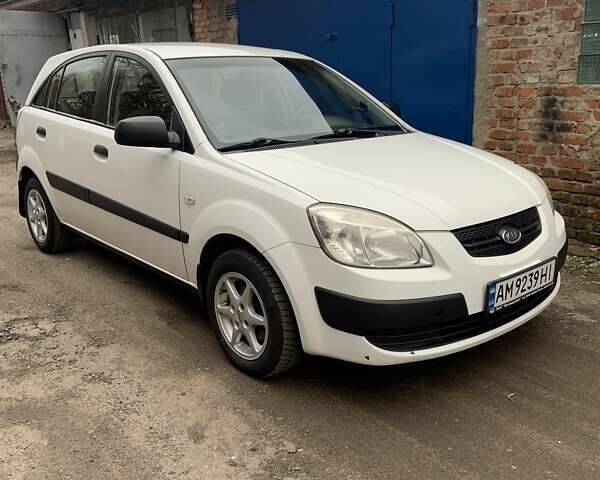 Белый Киа Рио, объемом двигателя 1.4 л и пробегом 295 тыс. км за 4500 $, фото 1 на Automoto.ua