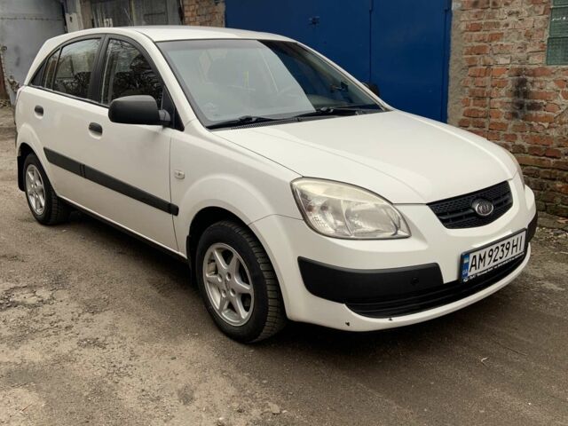 Белый Киа Рио, объемом двигателя 1.4 л и пробегом 310 тыс. км за 4000 $, фото 1 на Automoto.ua
