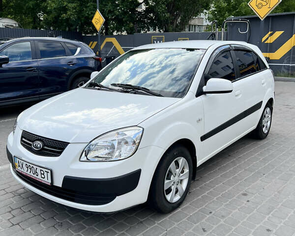 Білий Кіа Ріо, об'ємом двигуна 1.4 л та пробігом 121 тис. км за 4850 $, фото 1 на Automoto.ua
