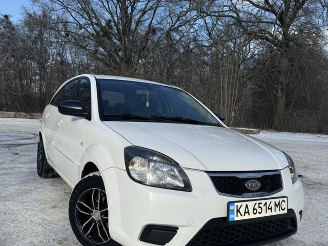 Белый Киа Рио, объемом двигателя 1.4 л и пробегом 150 тыс. км за 4900 $, фото 1 на Automoto.ua