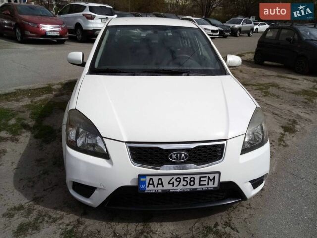 Белый Киа Рио, объемом двигателя 1.4 л и пробегом 100 тыс. км за 4100 $, фото 1 на Automoto.ua