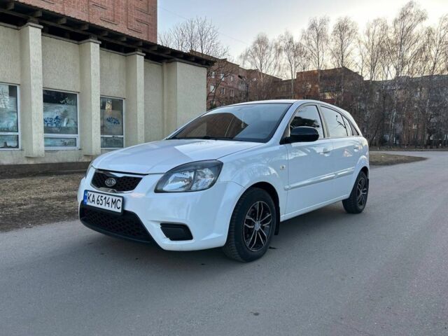 Белый Киа Рио, объемом двигателя 1.4 л и пробегом 152 тыс. км за 4500 $, фото 1 на Automoto.ua