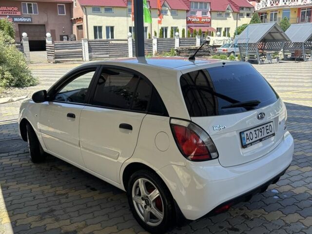 Білий Кіа Ріо, об'ємом двигуна 1.4 л та пробігом 240 тис. км за 3999 $, фото 1 на Automoto.ua