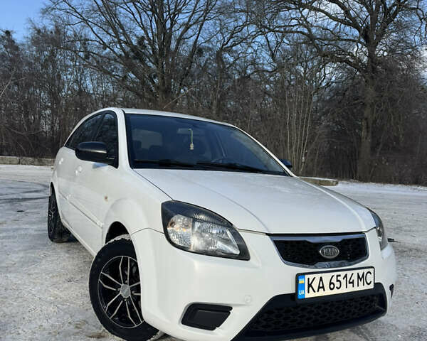 Білий Кіа Ріо, об'ємом двигуна 1.4 л та пробігом 150 тис. км за 4900 $, фото 1 на Automoto.ua