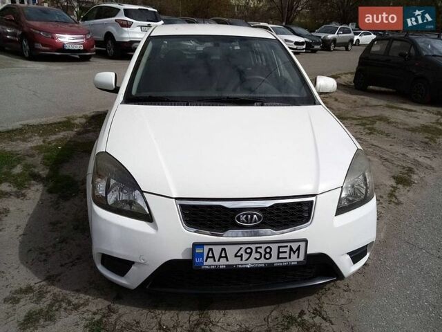 Белый Киа Рио, объемом двигателя 1.4 л и пробегом 100 тыс. км за 5500 $, фото 1 на Automoto.ua