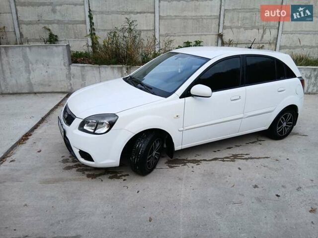 Білий Кіа Ріо, об'ємом двигуна 1.4 л та пробігом 148 тис. км за 4600 $, фото 1 на Automoto.ua