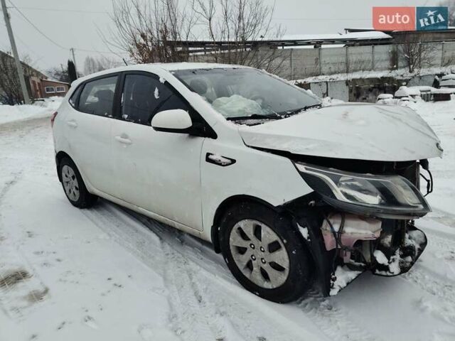 Белый Киа Рио, объемом двигателя 1.59 л и пробегом 185 тыс. км за 4000 $, фото 1 на Automoto.ua