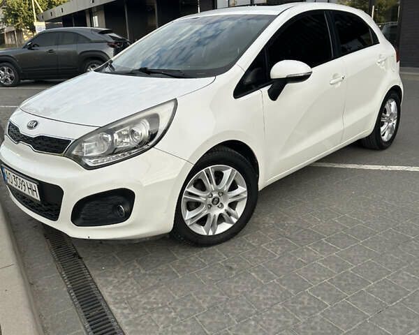 Білий Кіа Ріо, об'ємом двигуна 1.1 л та пробігом 330 тис. км за 6900 $, фото 1 на Automoto.ua