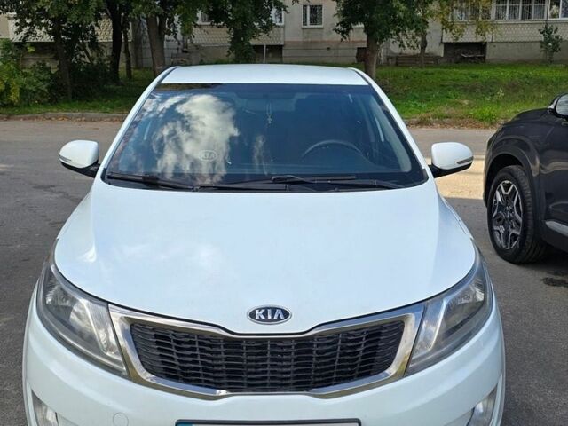 Белый Киа Рио, объемом двигателя 1.6 л и пробегом 299 тыс. км за 5800 $, фото 1 на Automoto.ua