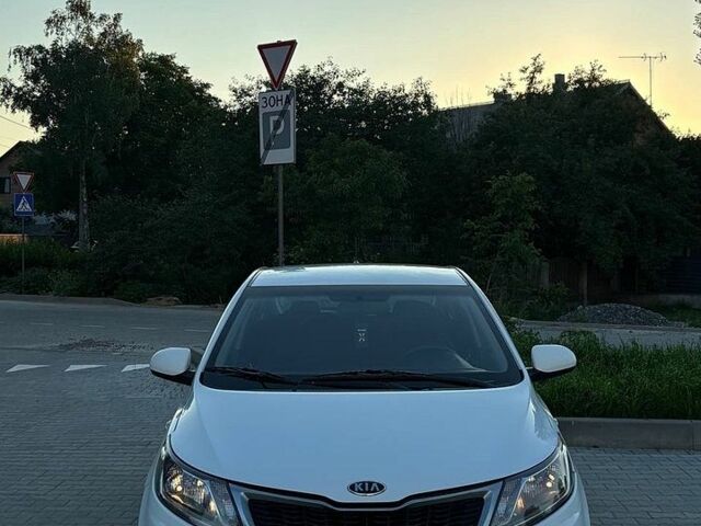 Білий Кіа Ріо, об'ємом двигуна 1.4 л та пробігом 330 тис. км за 6499 $, фото 1 на Automoto.ua