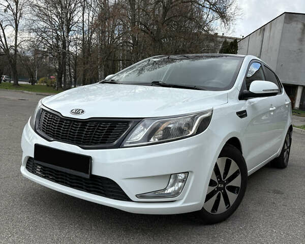 Белый Киа Рио, объемом двигателя 1.6 л и пробегом 196 тыс. км за 7800 $, фото 1 на Automoto.ua