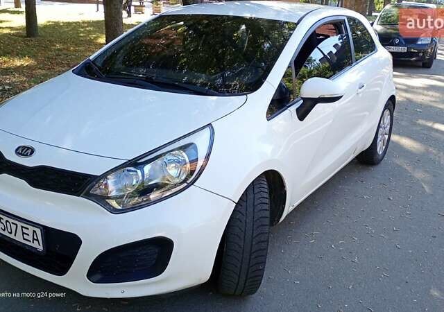 Белый Киа Рио, объемом двигателя 1.12 л и пробегом 250 тыс. км за 4400 $, фото 1 на Automoto.ua