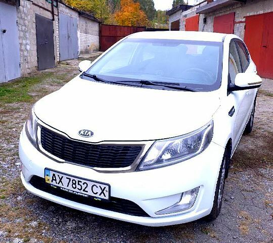 Белый Киа Рио, объемом двигателя 1.6 л и пробегом 296 тыс. км за 5500 $, фото 1 на Automoto.ua