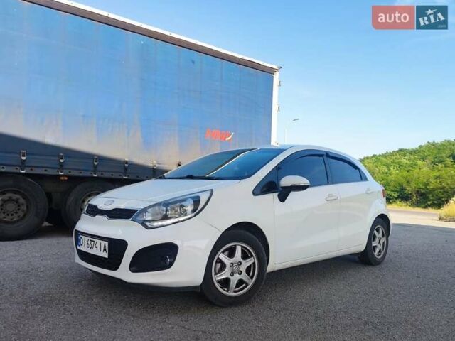 Белый Киа Рио, объемом двигателя 1.4 л и пробегом 282 тыс. км за 7799 $, фото 1 на Automoto.ua