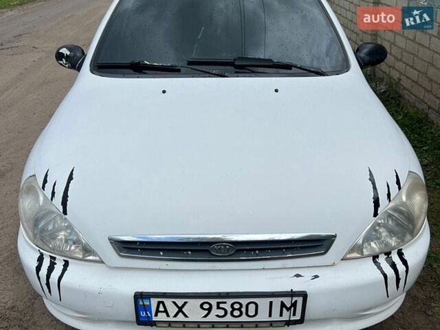 Білий Кіа Ріо, об'ємом двигуна 1.4 л та пробігом 300 тис. км за 1700 $, фото 1 на Automoto.ua