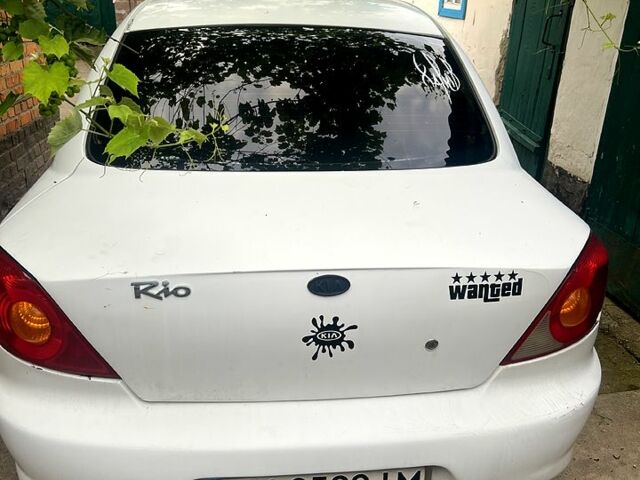 Белый Киа Рио, объемом двигателя 1.3 л и пробегом 290 тыс. км за 2400 $, фото 1 на Automoto.ua