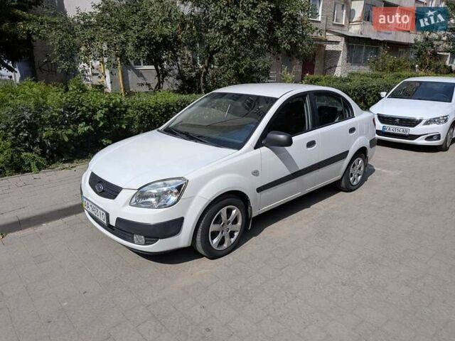 Белый Киа Рио, объемом двигателя 1.4 л и пробегом 165 тыс. км за 4200 $, фото 1 на Automoto.ua