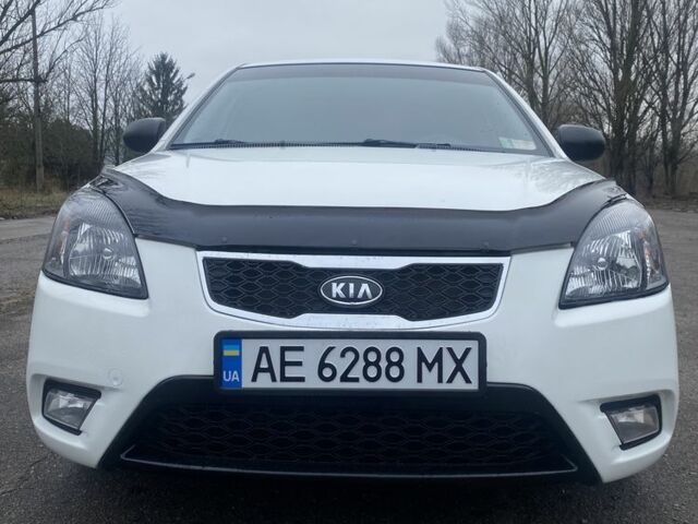 Белый Киа Рио, объемом двигателя 1.4 л и пробегом 156 тыс. км за 5600 $, фото 1 на Automoto.ua