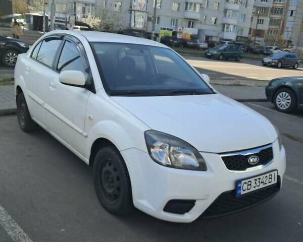 Белый Киа Рио, объемом двигателя 1.4 л и пробегом 324 тыс. км за 4000 $, фото 1 на Automoto.ua