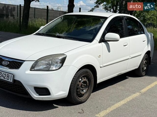 Белый Киа Рио, объемом двигателя 1.4 л и пробегом 315 тыс. км за 3500 $, фото 1 на Automoto.ua