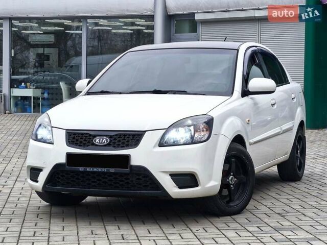 Белый Киа Рио, объемом двигателя 1.49 л и пробегом 157 тыс. км за 7100 $, фото 1 на Automoto.ua