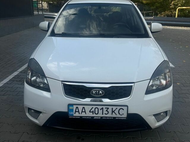 Белый Киа Рио, объемом двигателя 1.4 л и пробегом 158 тыс. км за 5800 $, фото 1 на Automoto.ua