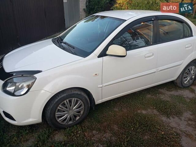 Білий Кіа Ріо, об'ємом двигуна 1.4 л та пробігом 191 тис. км за 4800 $, фото 1 на Automoto.ua