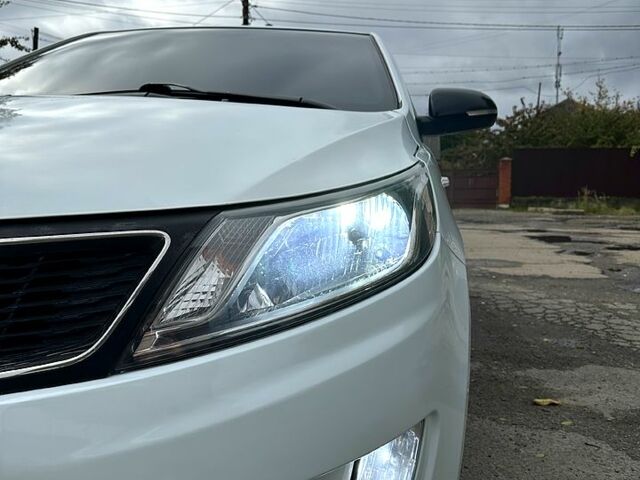 Білий Кіа Ріо, об'ємом двигуна 1.6 л та пробігом 149 тис. км за 8000 $, фото 1 на Automoto.ua